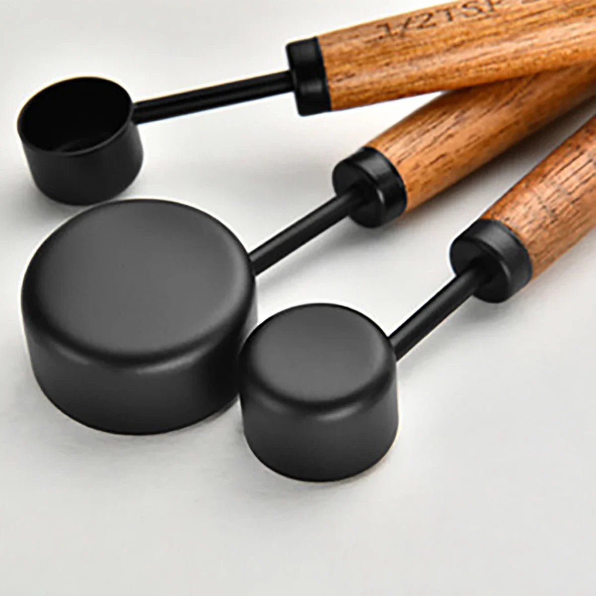 סט מושלם של כוסות וכפות מדידה